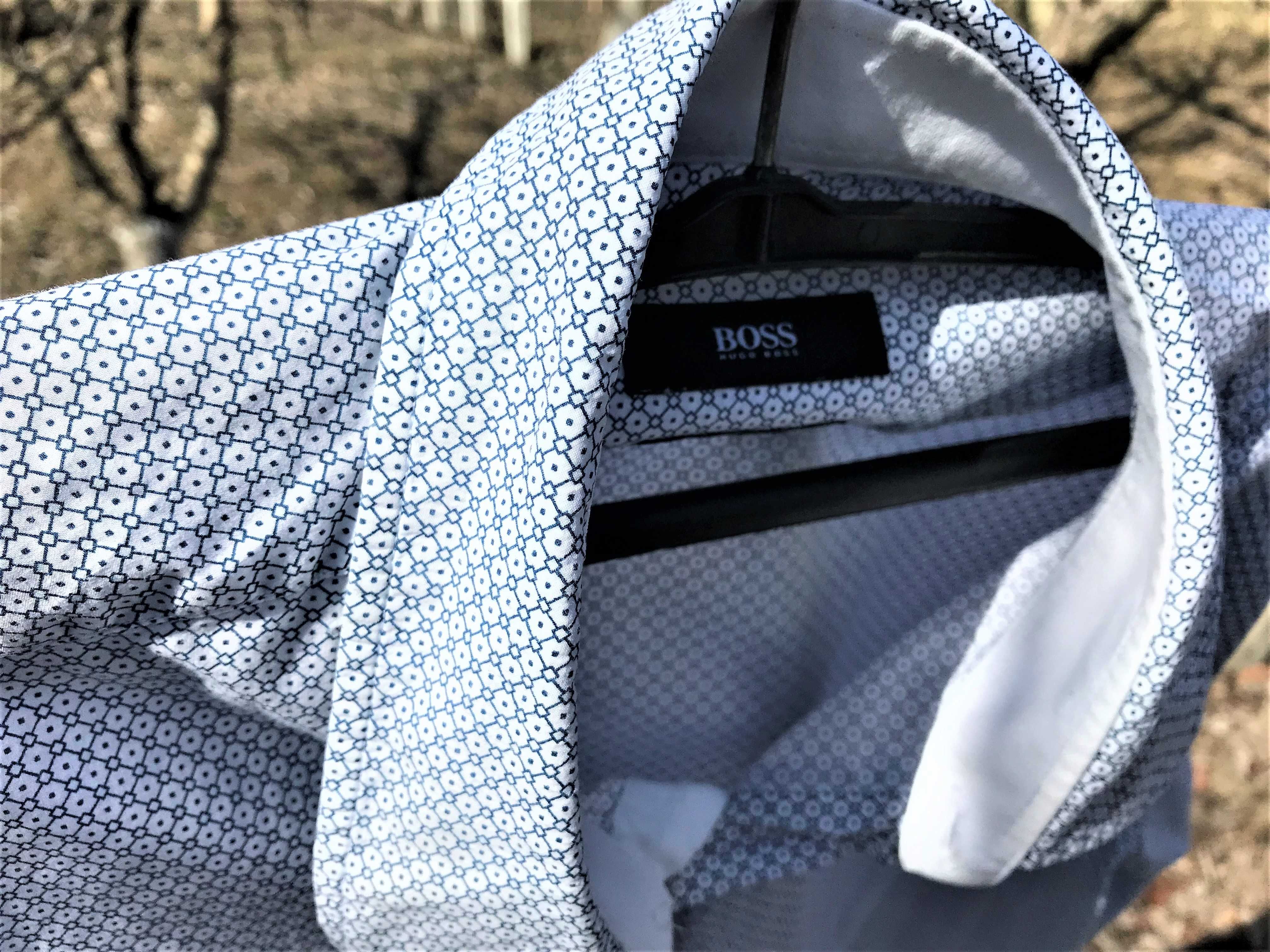 Hugo Boss, camase albastra deschis cu imprimeuri,marimea M regular fit