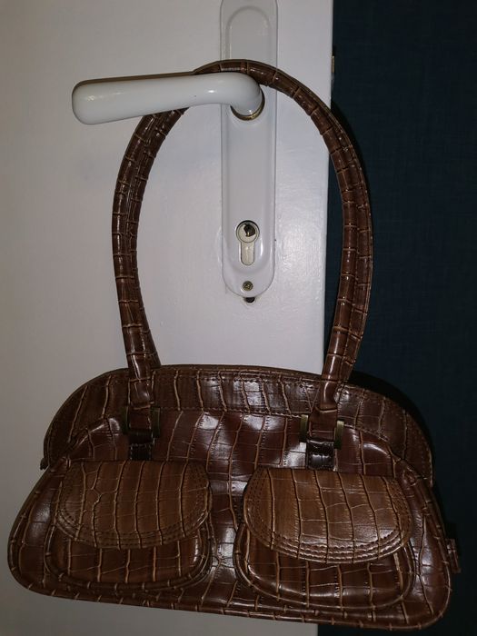 Малка кафява чантичка