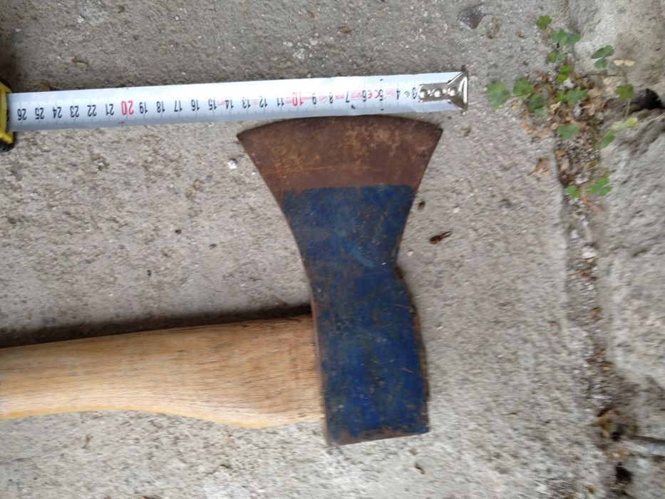 Продавам две Немски антикварни брадви големи Пожарникарски