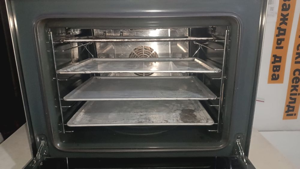 Продам духовку Smeg в отличном состояние пользовались очень мало