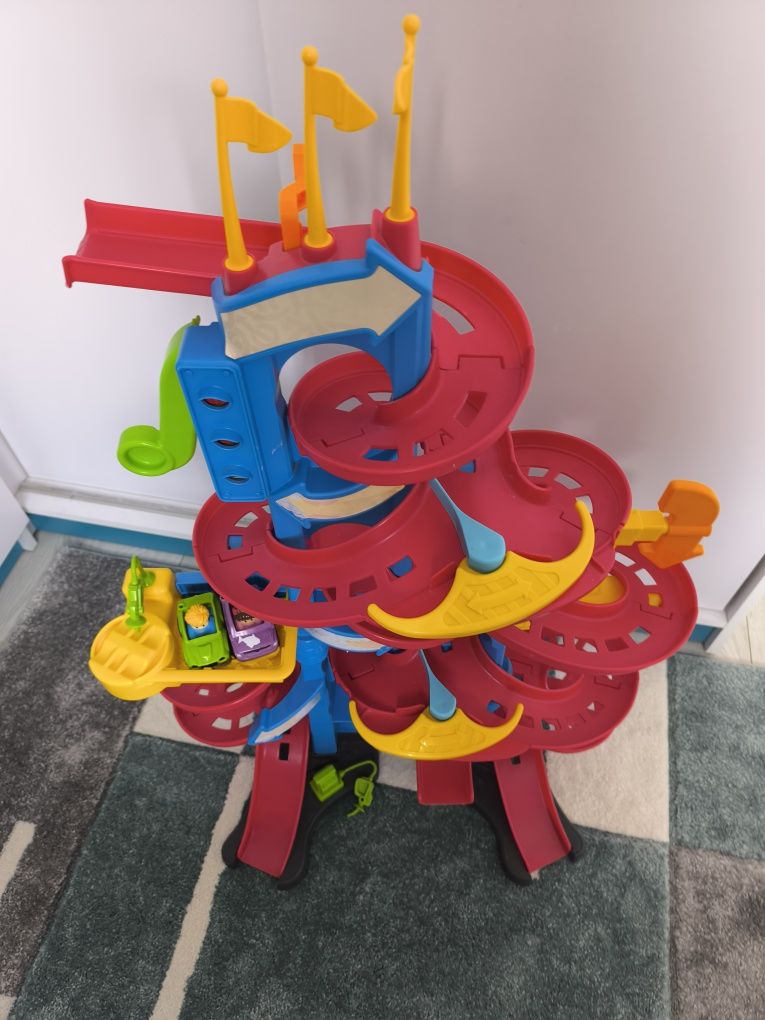Голяма Пожарна трансформираща се в писта и писта Fisher price /Little