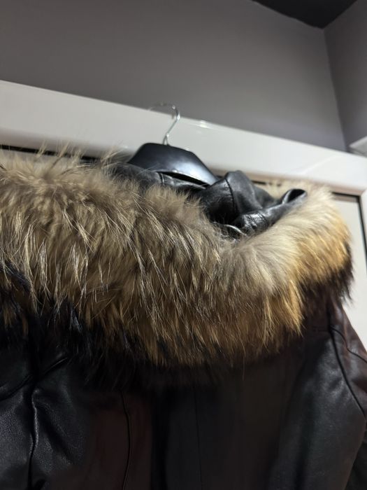 Зимно яке от естесвена кожа, с качулка от естесвена яка!