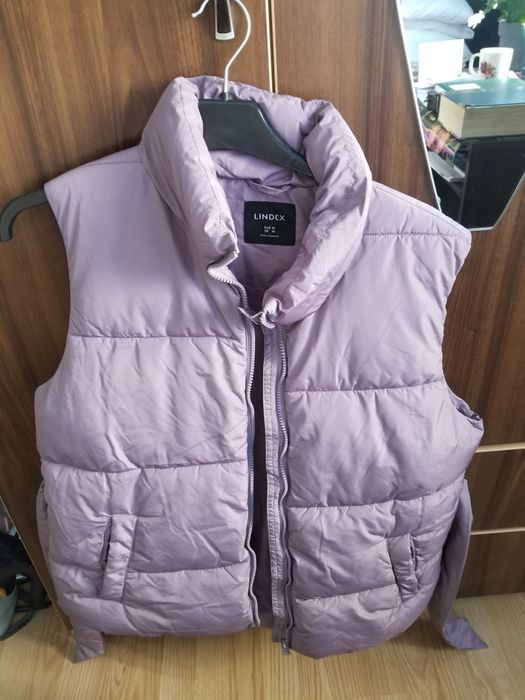 Vesta este noua marimea  M  culoarea e mov deschis