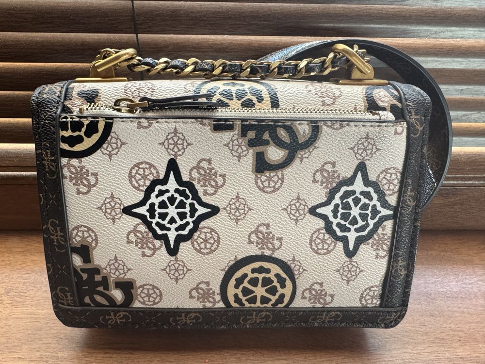 Страхотна чанта на Guess