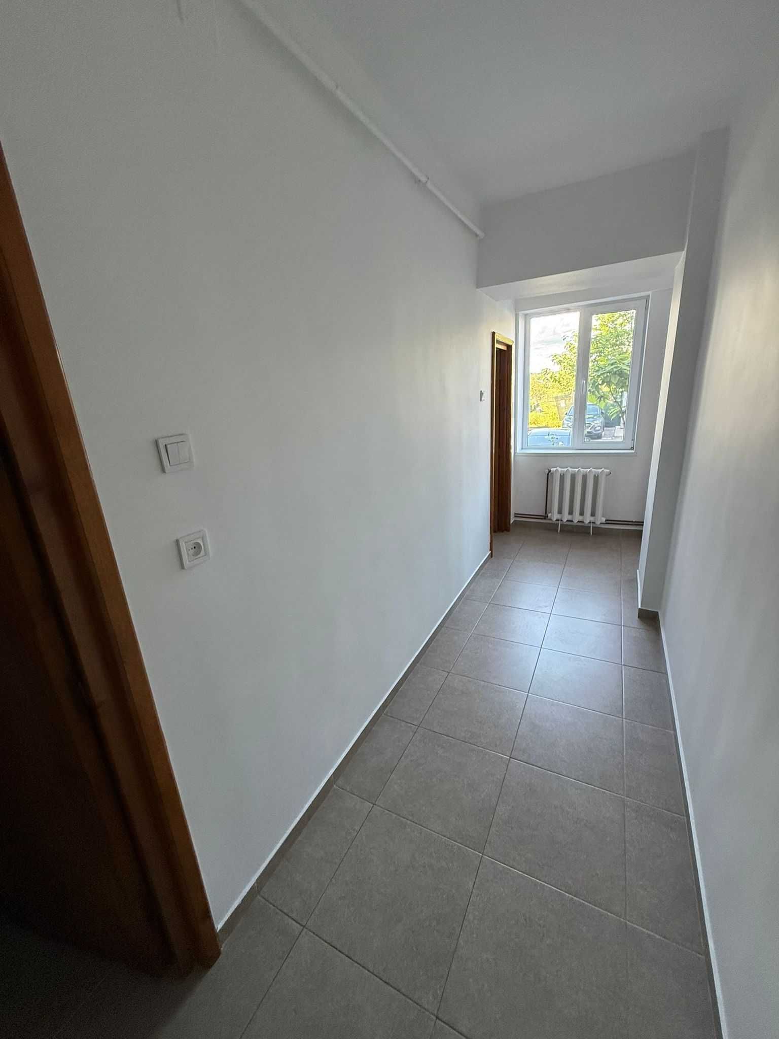 Închiriez spațiu comercial la parterul blocului
