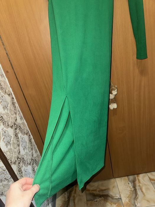 Платье с длинным разрезом по фигуре