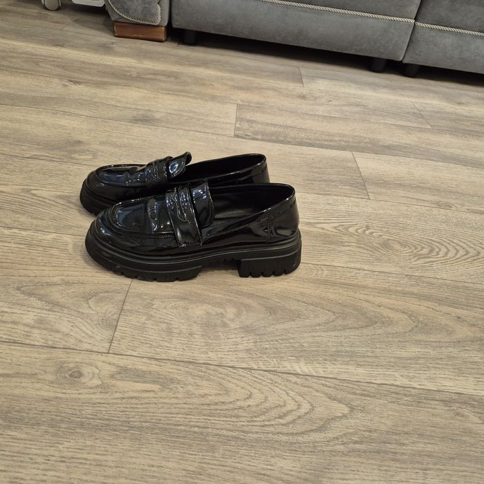 Продам  лоферы лаковые