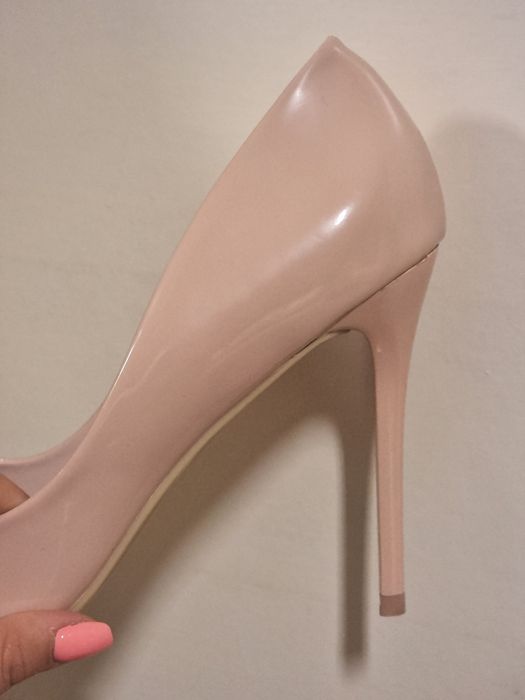 Бежово/розови лачени тънки токчета 41 номер