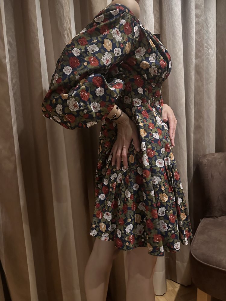 Рокля с флорални мотиви