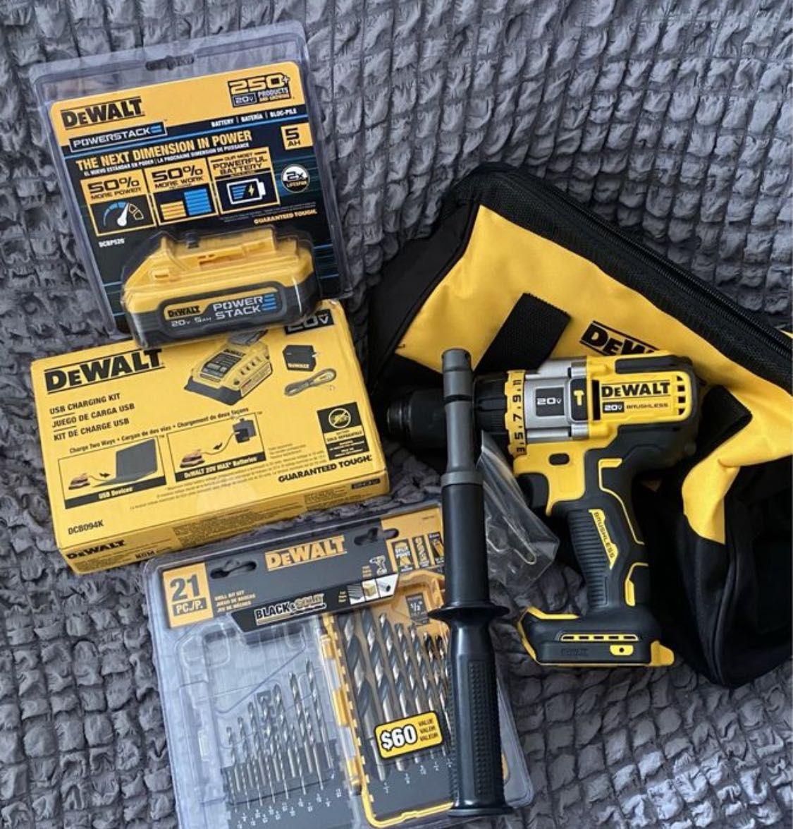 Набор dewalt  Ударная дрель 
Зарядка
Сверла 
Аккумулятор 
Кейс