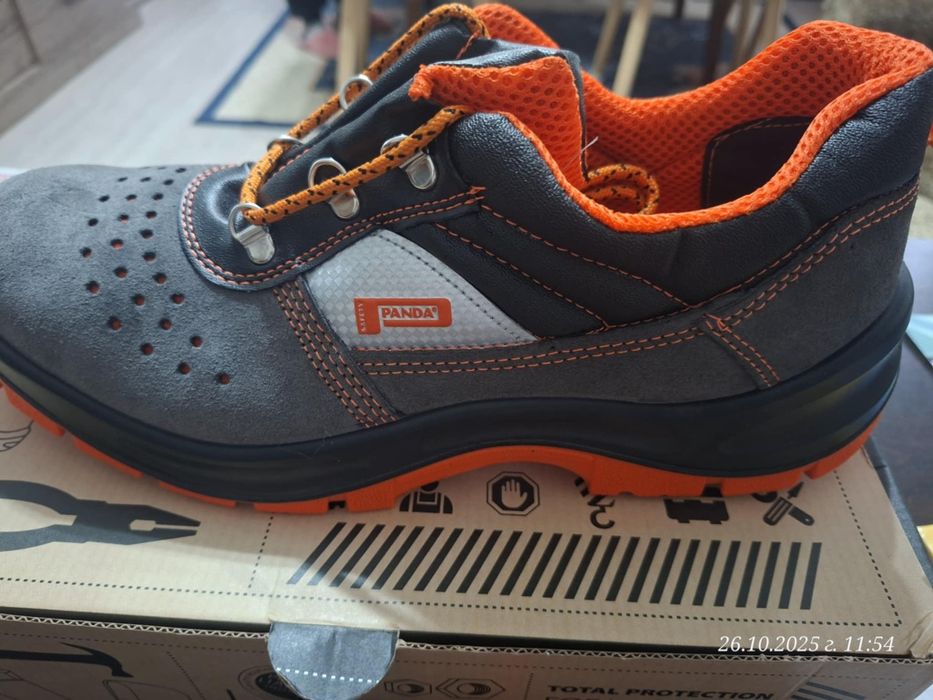 Чисто нови работни обувки в сив цвят. Подходящи за тежка работа и защи