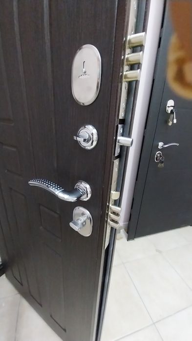 Дверь стальная 2 замка+ задвижка