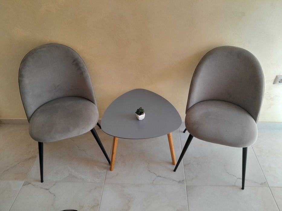 Продавам нов, неизползван комплект масичка с два стола