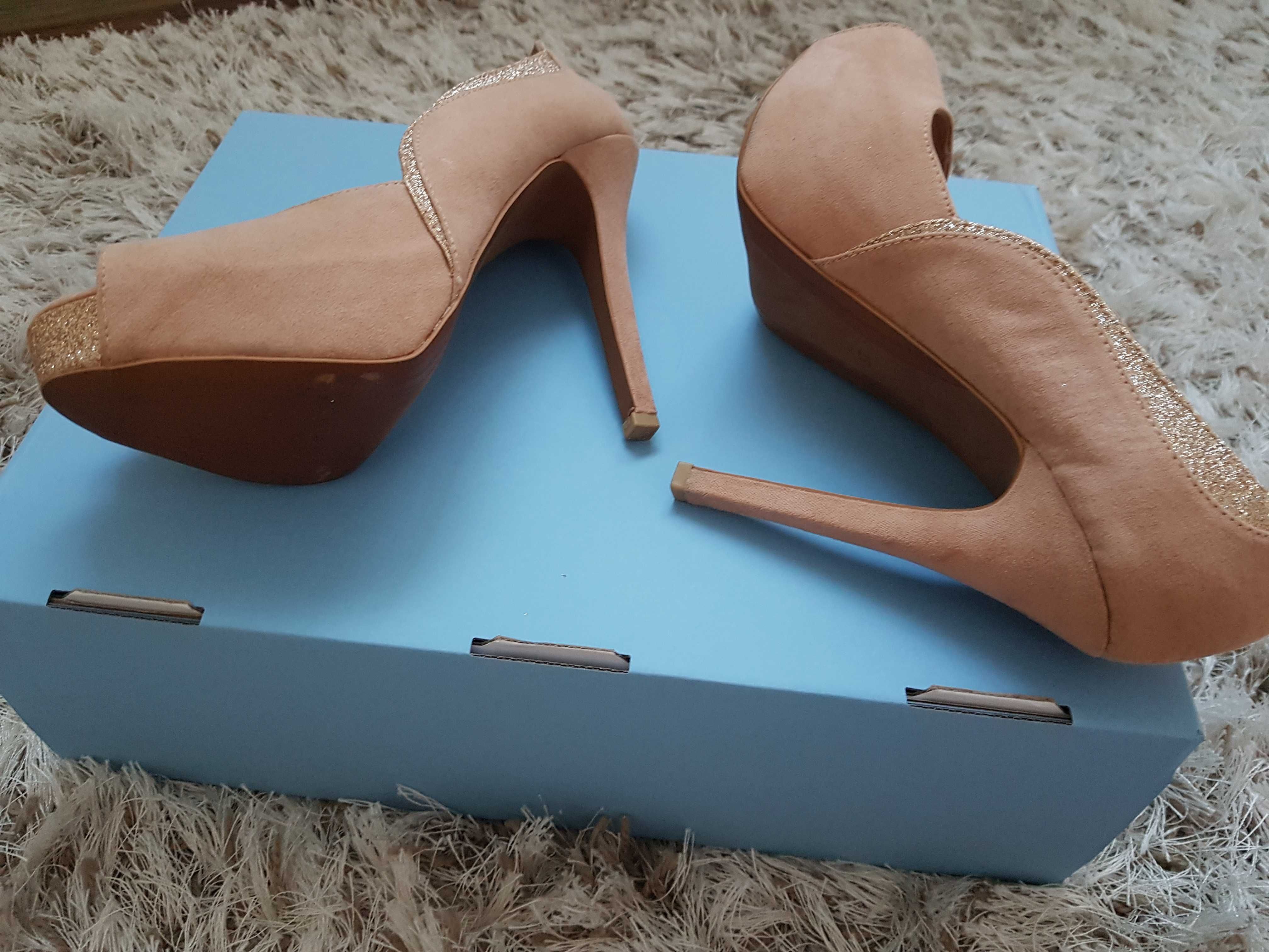 Pantofi decupati in față  bej / rose