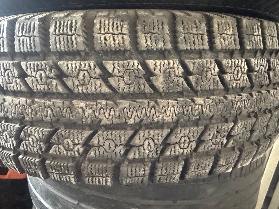 Продам 2 зимние шины