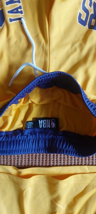 Спортен баскетболен екип и суитшърт