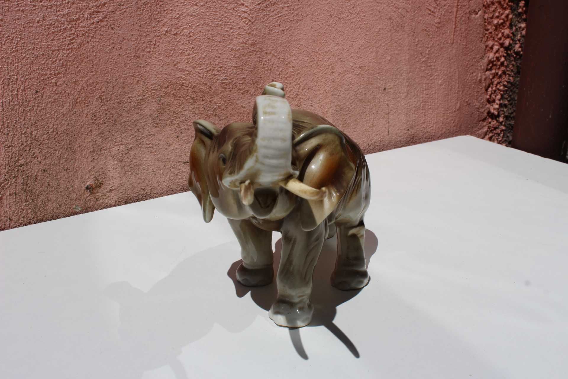 Piesa de colectie, elefant portelan ROYAL DUX Bohemia