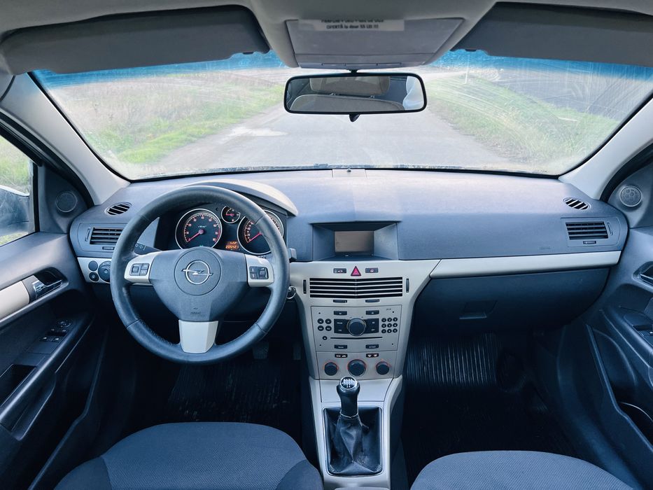 Opel Astra H sedan 1.6 benzina 2009