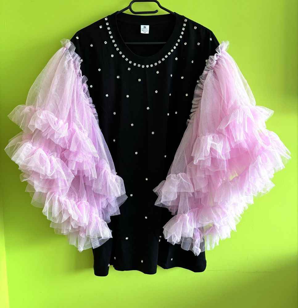 Черна дамска тениска с розови ръкави и камъни - oversize, ръчна работа