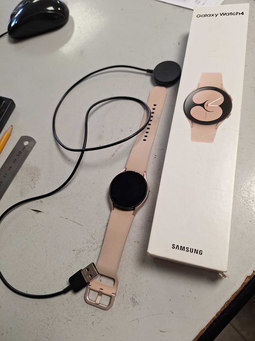 Дамски смарт часовник Samsung galaxy Watch 4