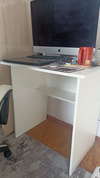 Стол 73х55см, белый, с полкой в отличном состоянии