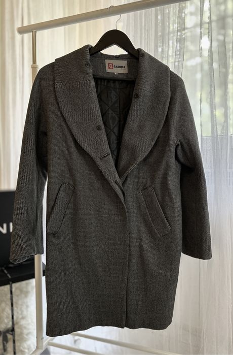 Елегантно палто с подвижна пухена яка