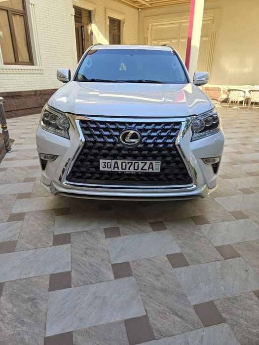 Lexus GX 460 v xoroshem sostoyanii