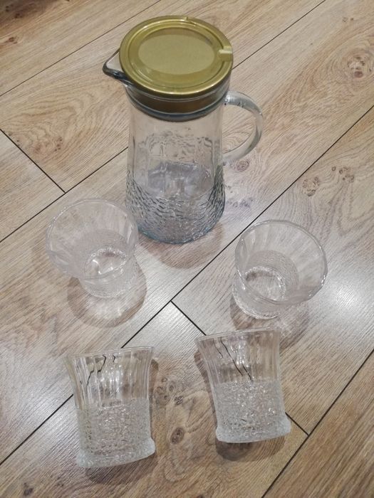 Кувшин и стаканы