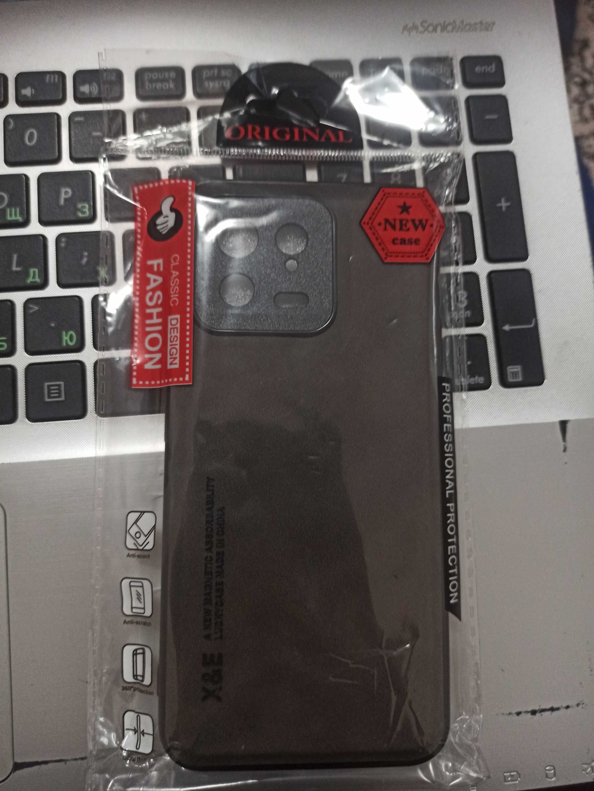 Продам оригинальный чехол для МI 13. Есть магнитная фиксация.