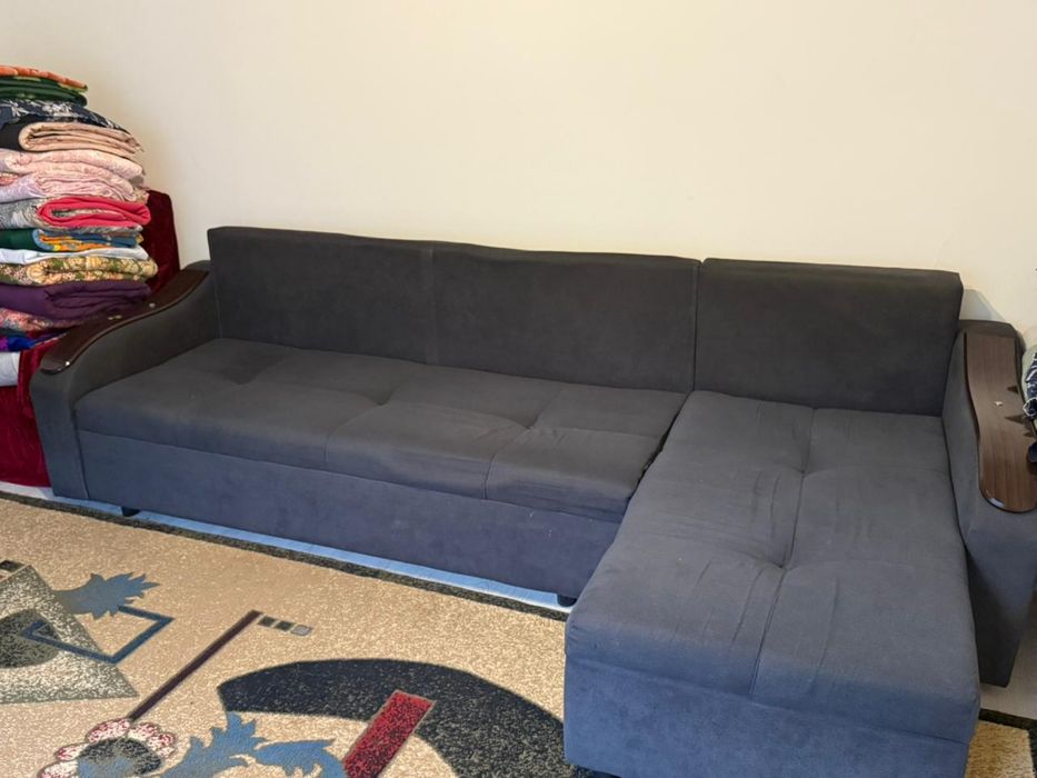 Диван для гостиной в очень хорошем состоянии,