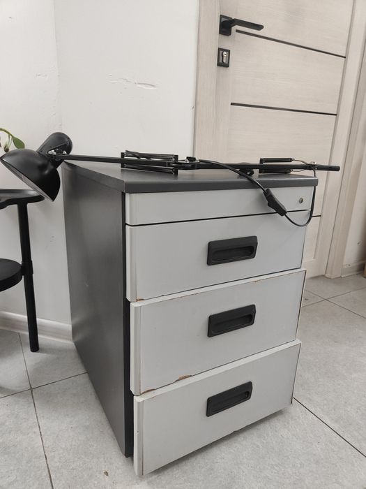 Тумба. Удобная на колесиках.