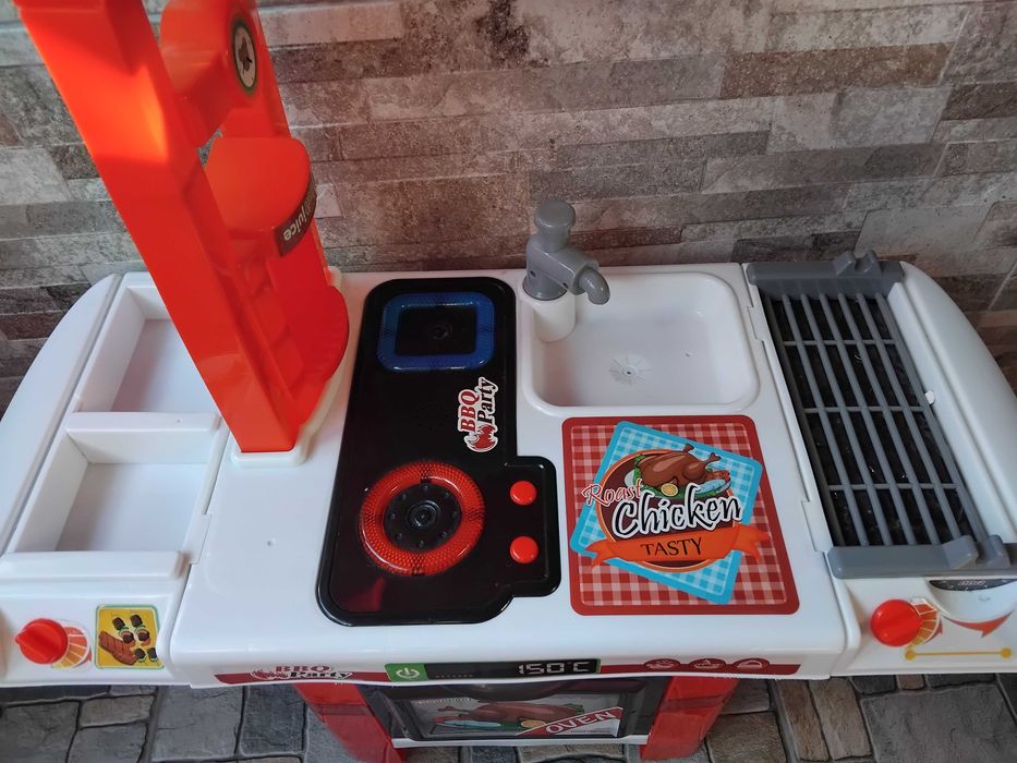 Детска кухня с посуда към нея