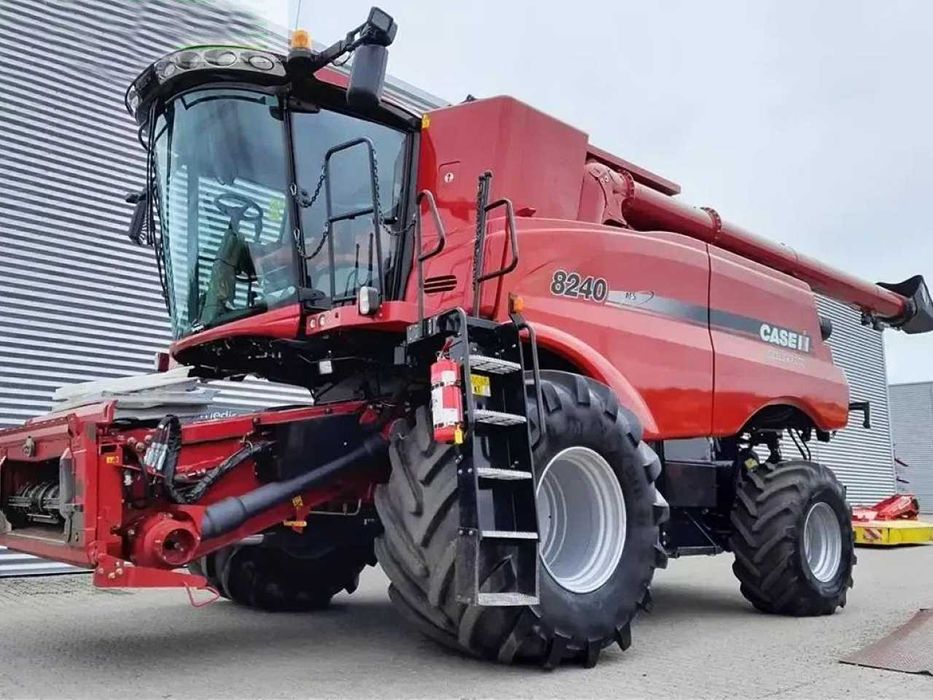 Зерноуборочный комбайн Case-IH axial flow 8240 (30-футовой жаткой)