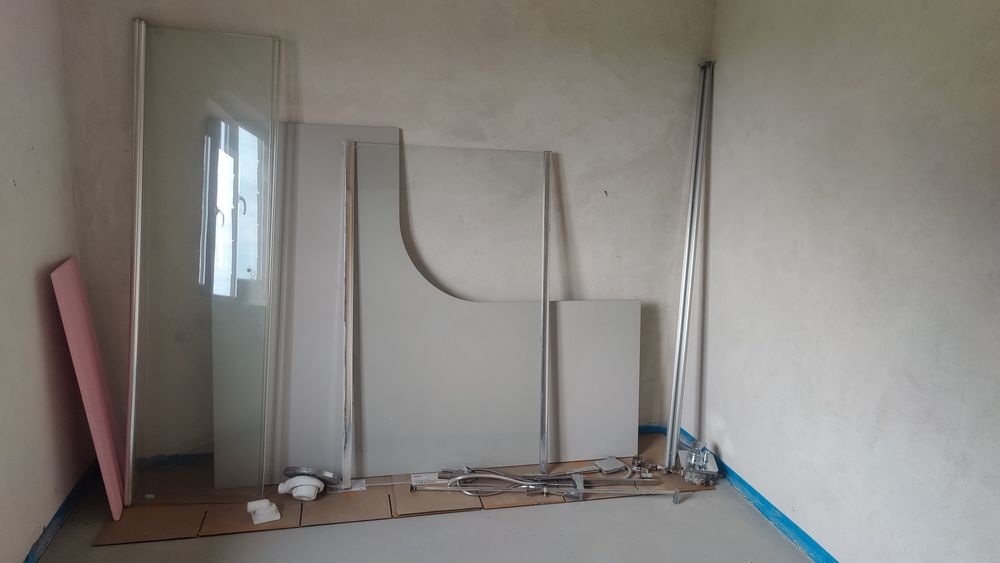 Cabina de dus cu cadita