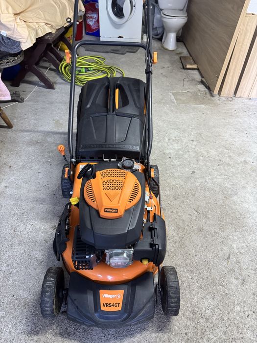 Masina de tuns iarba pe benzina