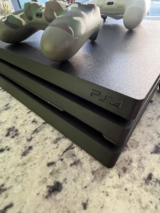 Vand PS4 Pro 1 Tb +2 console si jocuri