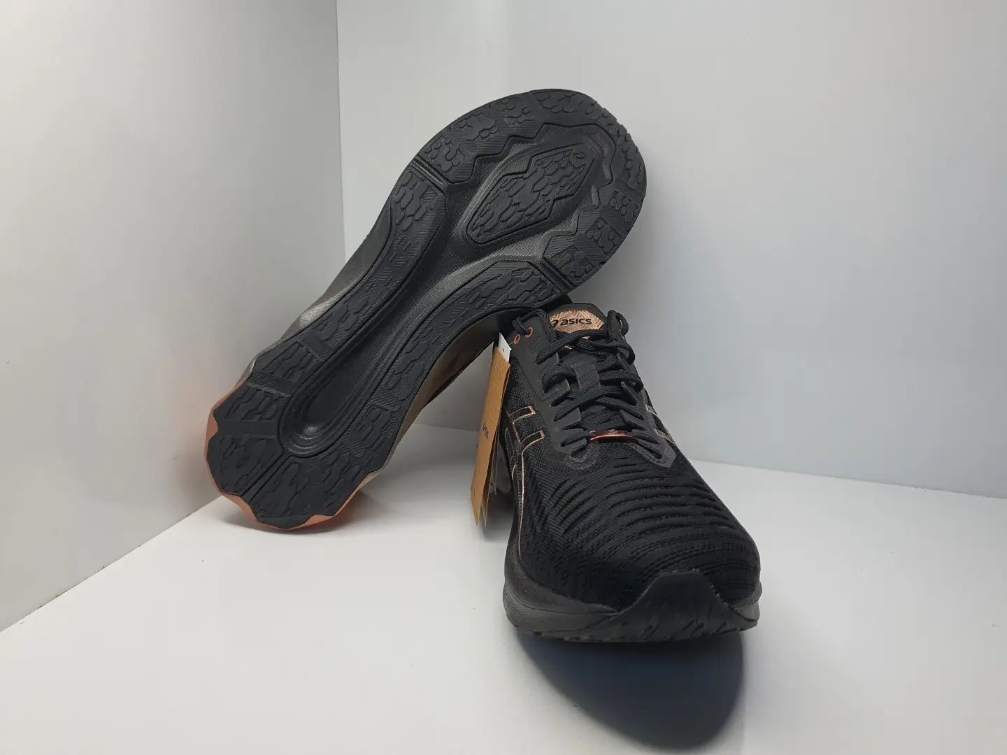 Маратонки Asics Nova Blast 2

Чисто нови с кутия.

Размер 44.5