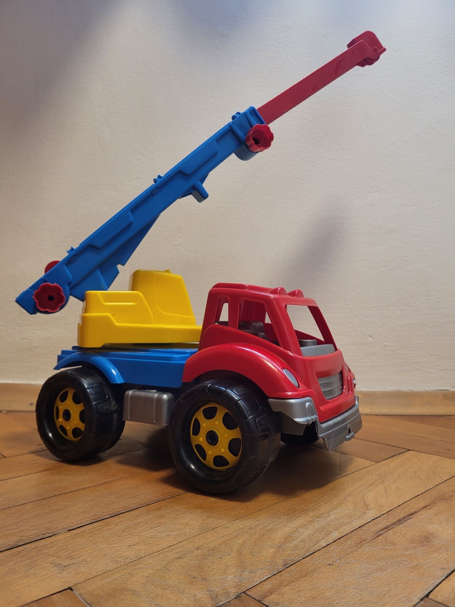 Детска играчка камионче(кран)