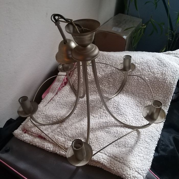 Se vinde patru lustre vechi