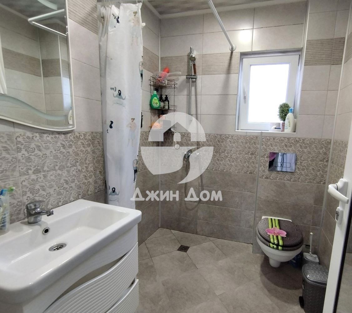Просторна двуетажна къща в гр. Бяла