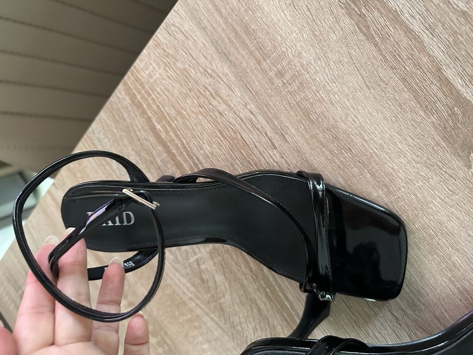 Sandale negre elegante lacuite RAID