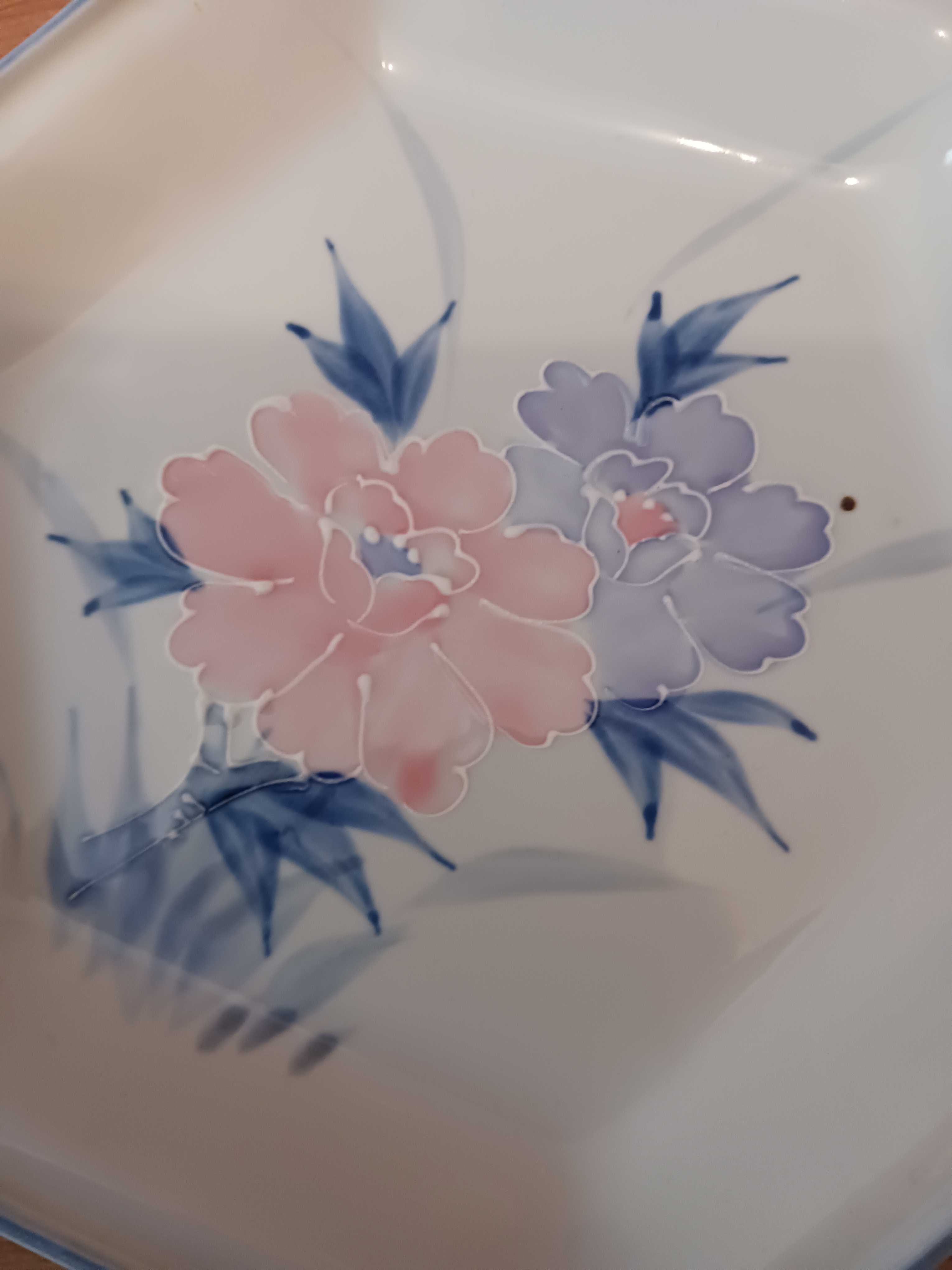 Ръчно рисувана порцеланова чиния
