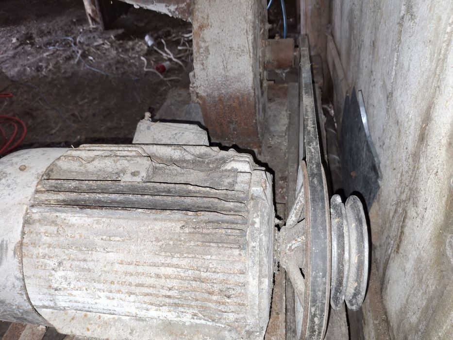 Vând moară cu ciocanele 380v