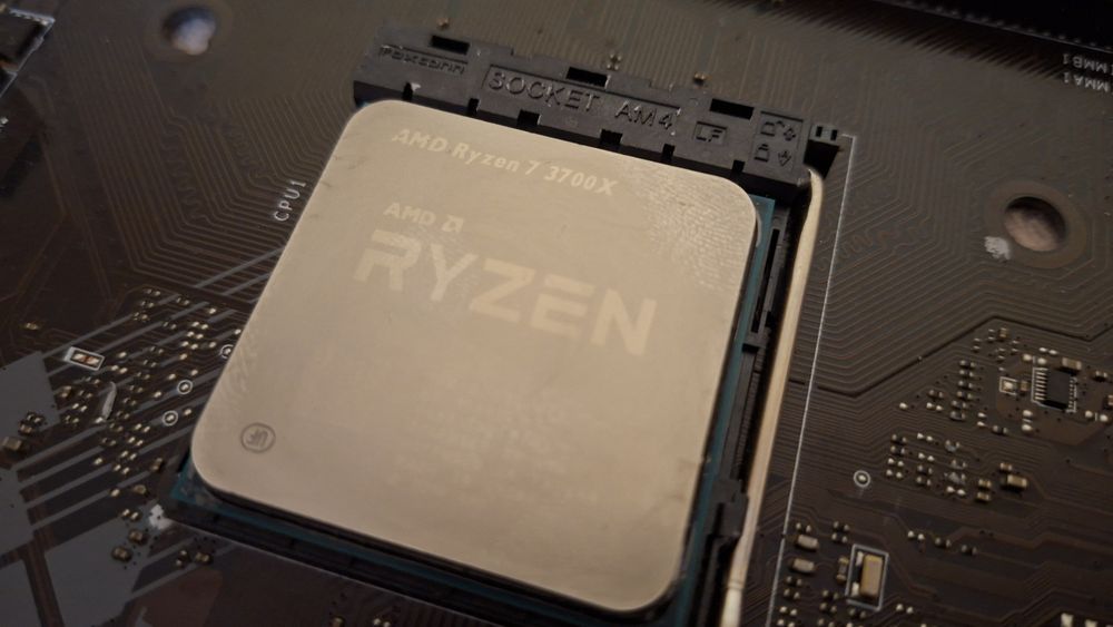 Vind kit Ryzen 7 3700x si placa de baza
