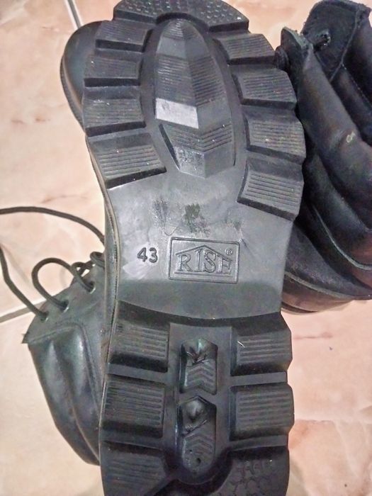 Продам ботинки рабочие 43 кожаные.
