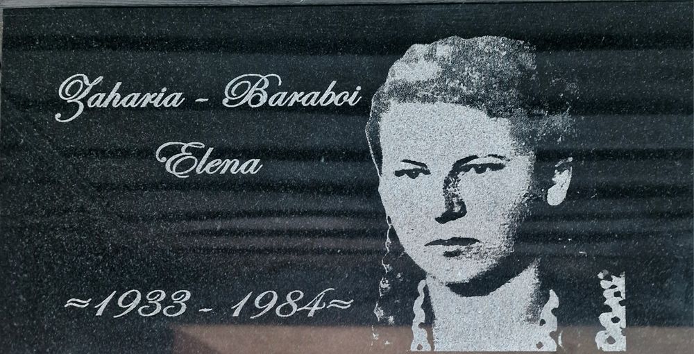 Grilaj , gard , cruce ,fotogravura,scris,masa,felinar mormant