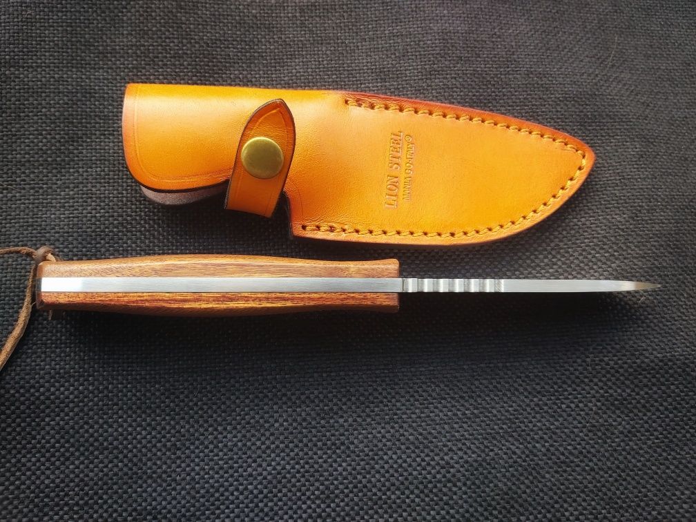 Италиански ловен нож LION STEEL,M3 ST Wood Santos,кожена кания,LN407