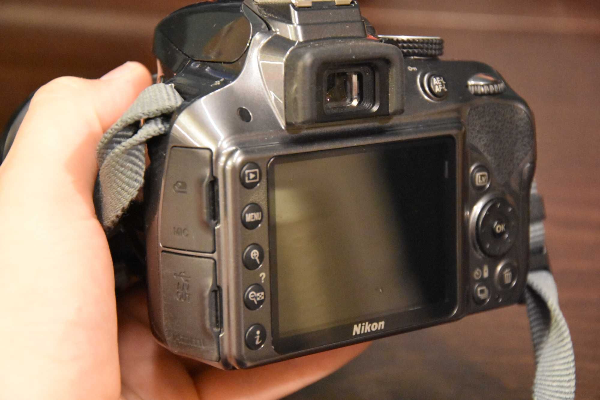 Продавам фотоапарат Nikon D3300 + обектив Nikkor 18-55