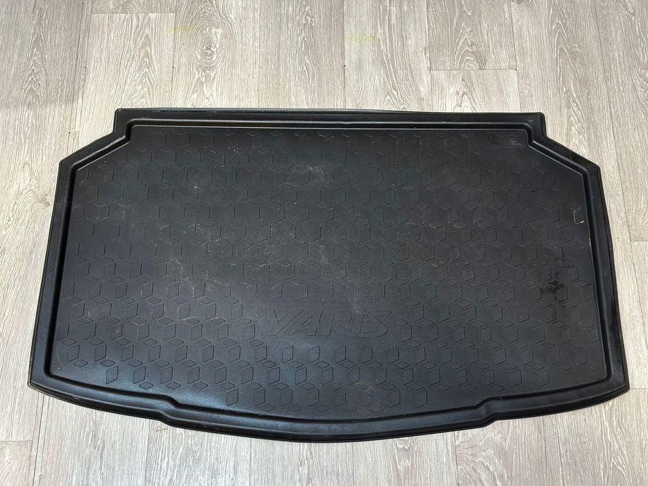 Presuri, tava, covorase cauciuc original Toyota Yaris Hybrid noi noute