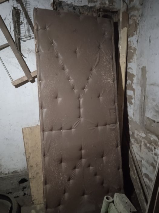 Продам входную деревянную дверь